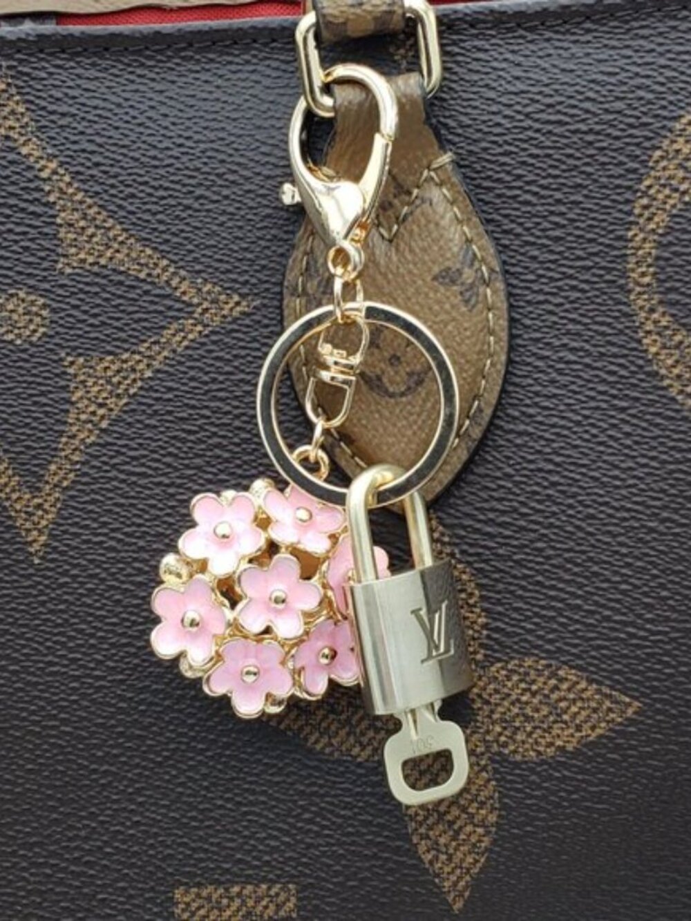LV Authentic Gold Padlock 🔒 Key Set w/ Unbranded Flower Keychain Charm - Picture 10 of 11